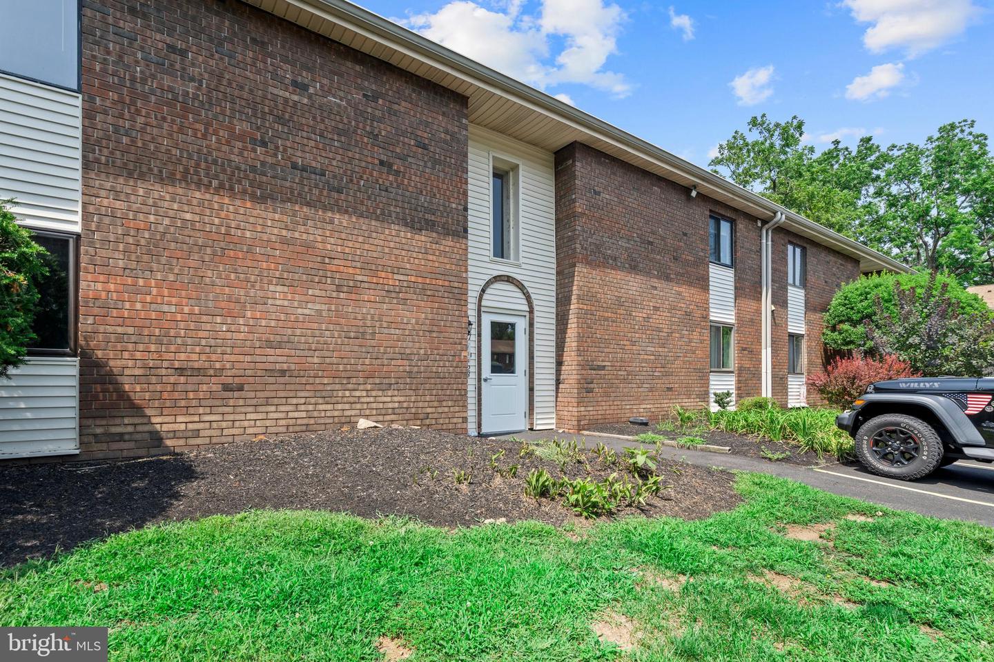 27 Hatters Court #27