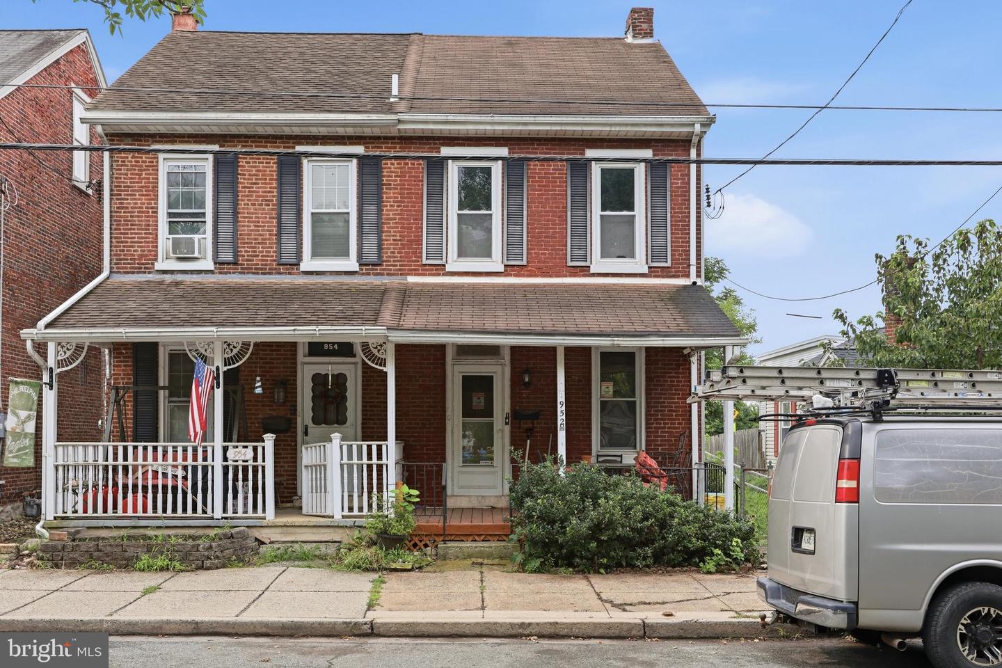 952 Queen Street