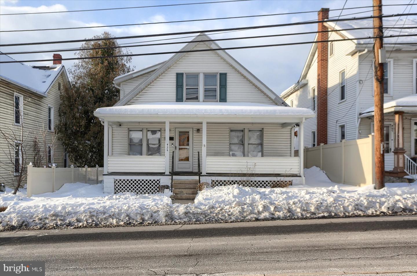 425 E Walnut Street, Lewistown