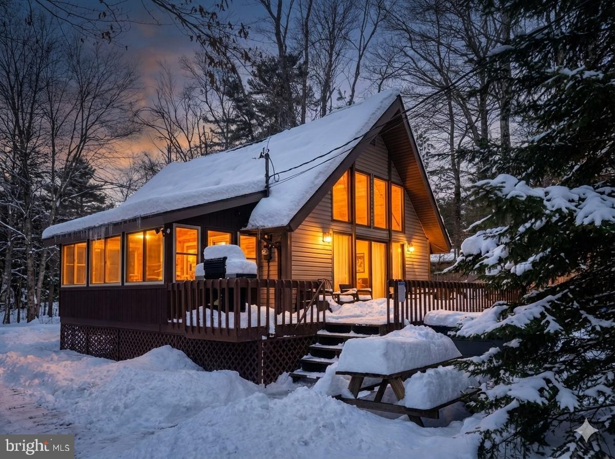 102 King Arthur Road, Pocono Lake