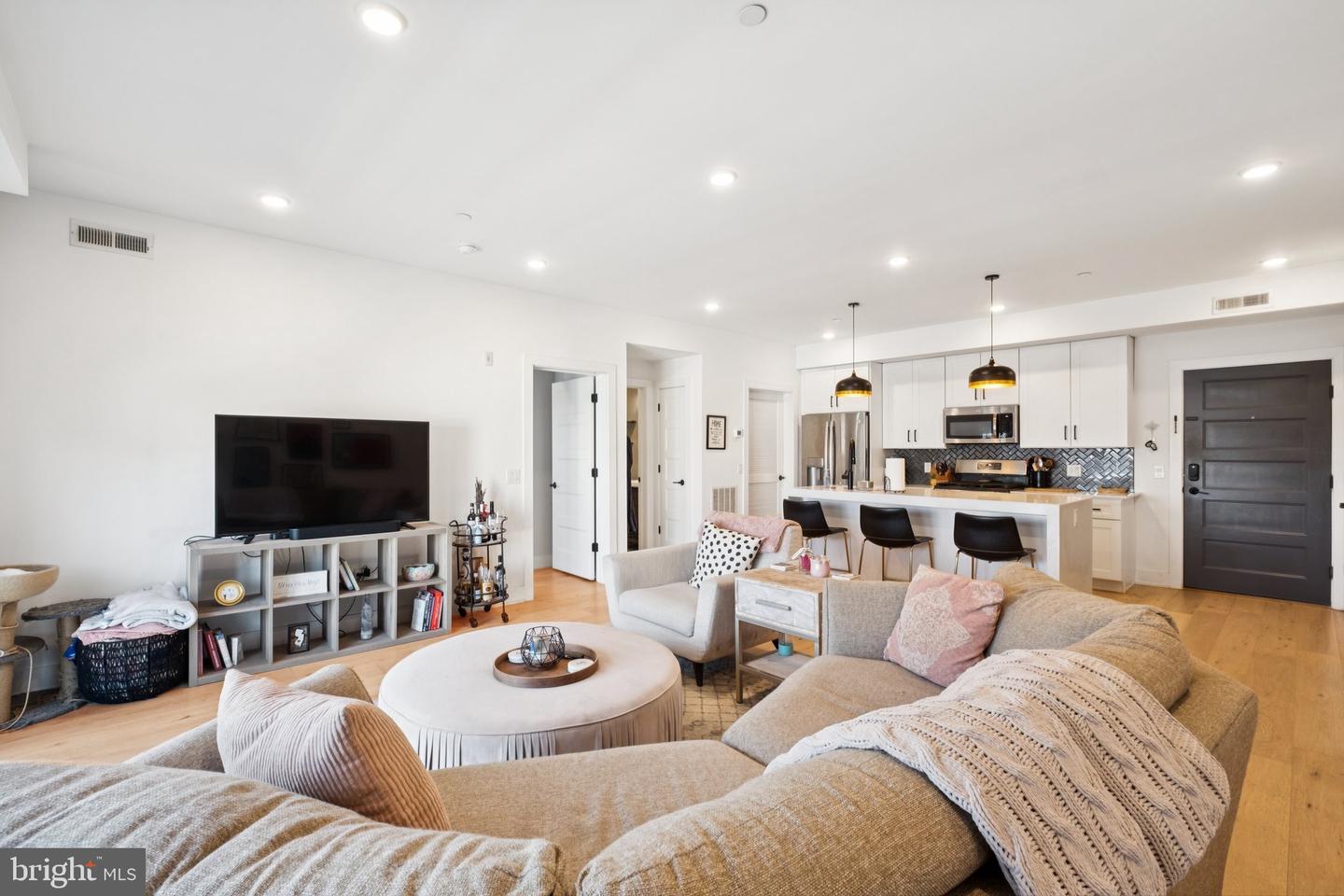 1232 N Front Street #4b