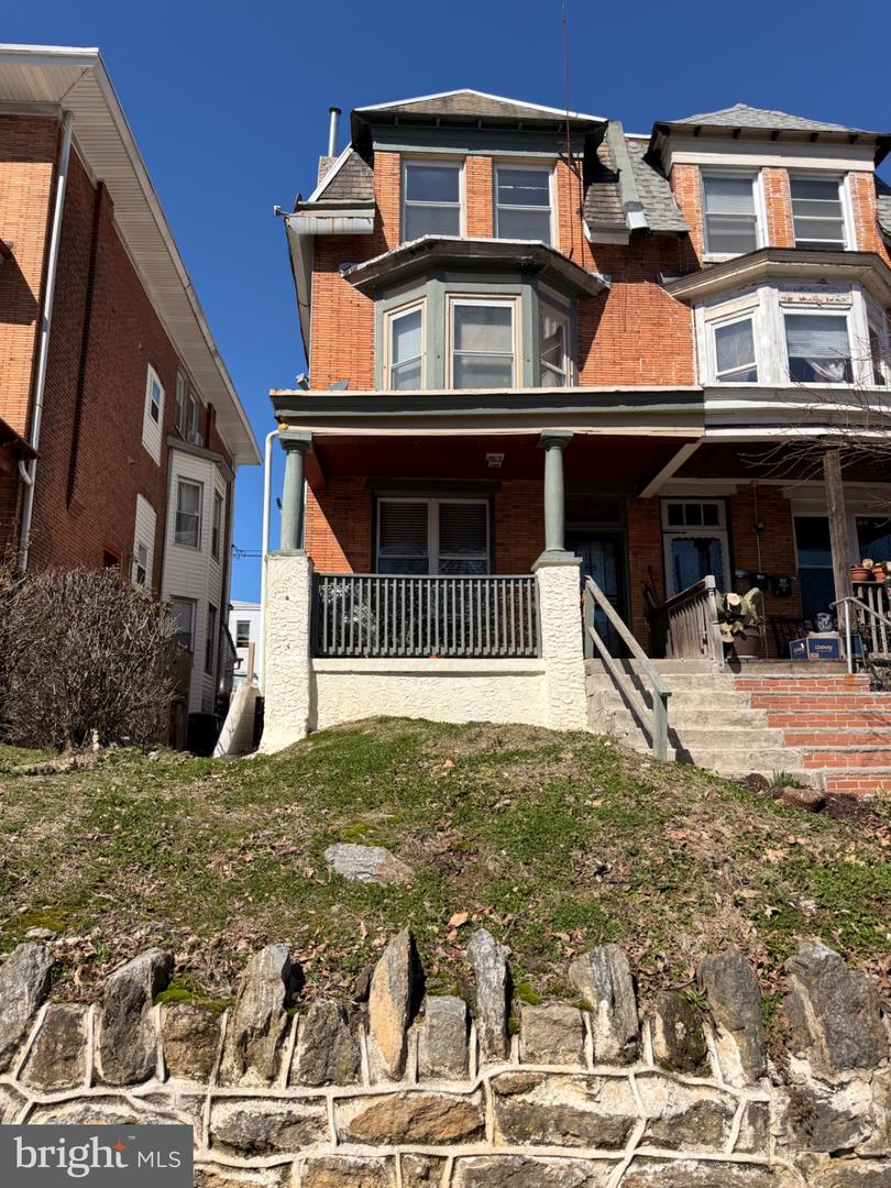 435 W Hansberry St
