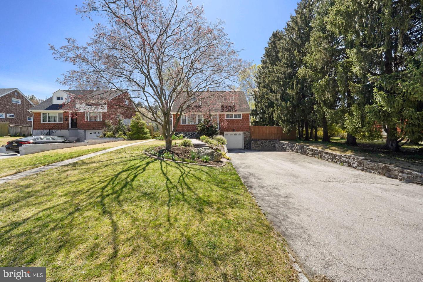 7526 Henry Avenue, Philadelphia