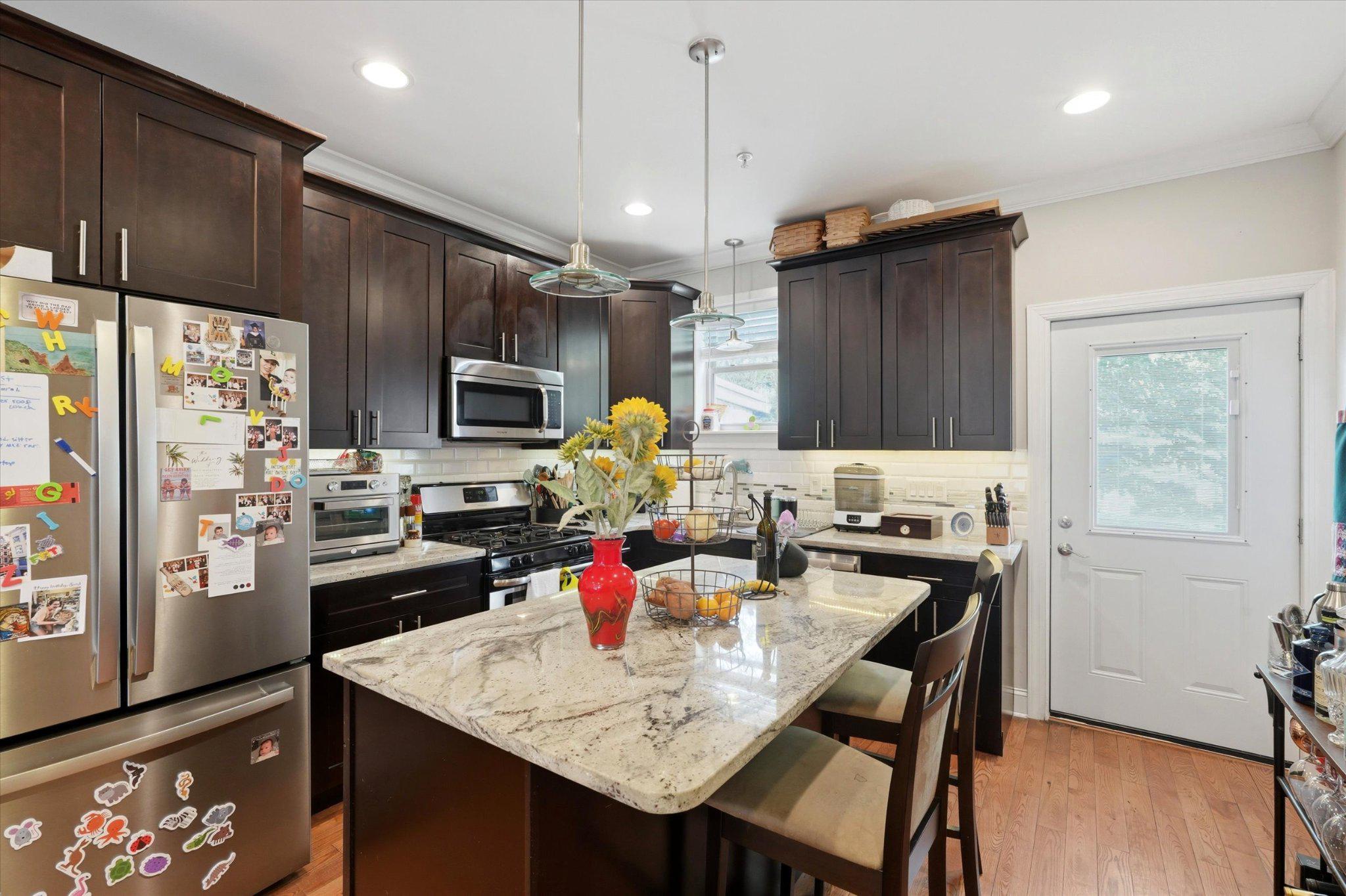 2207 E Oakdale