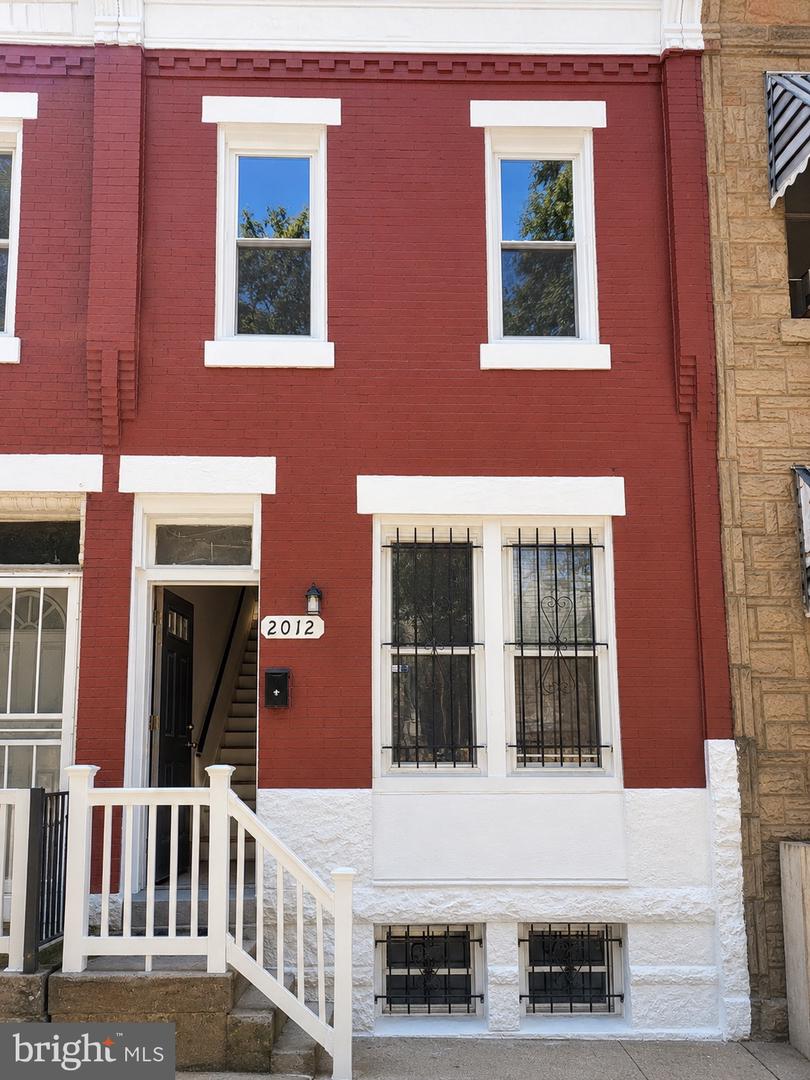 2012 W Hagert Street