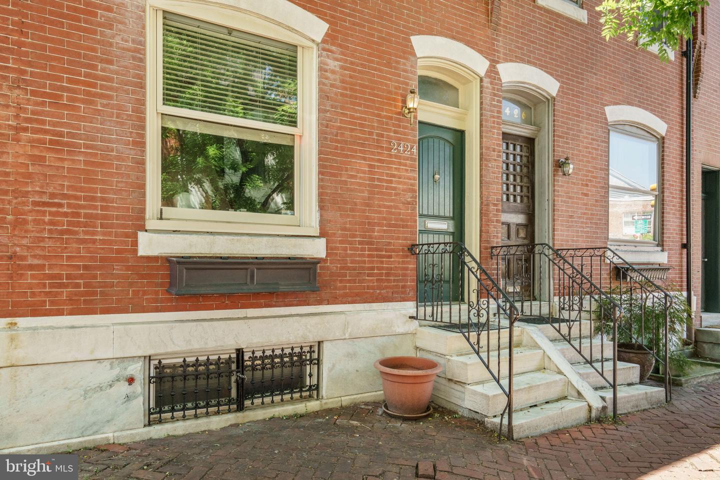 2424 Lombard St