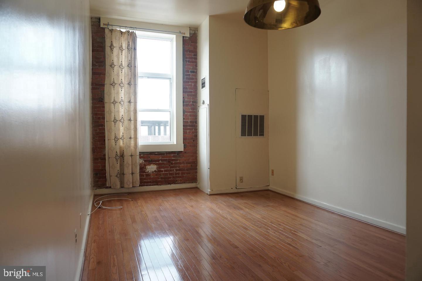 1010 Race Street #8i