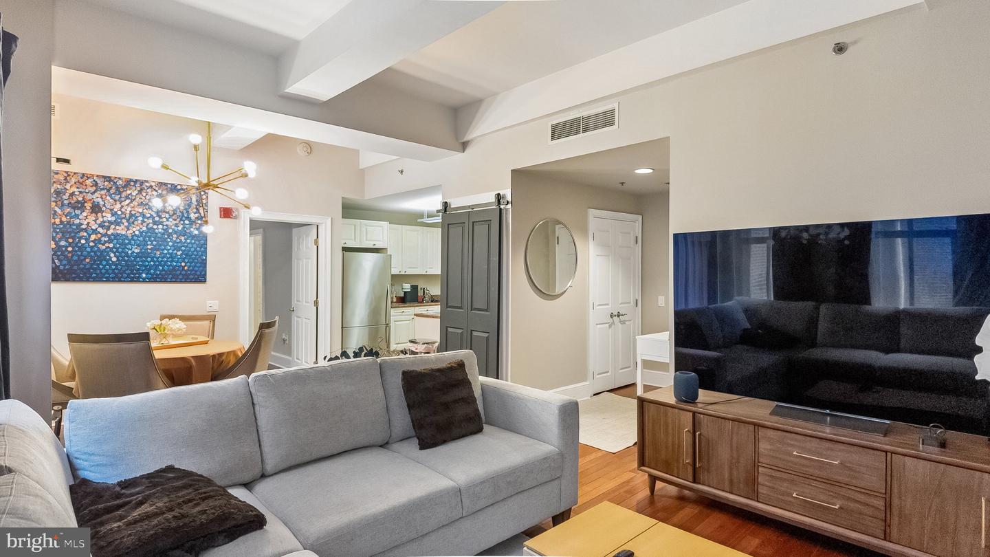 1500 Chestnut Street #8i