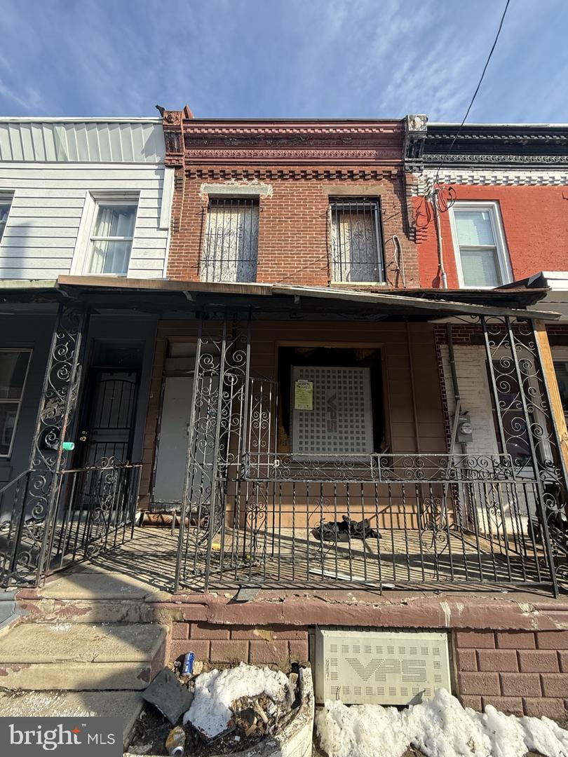 2443 W Oakdale Street