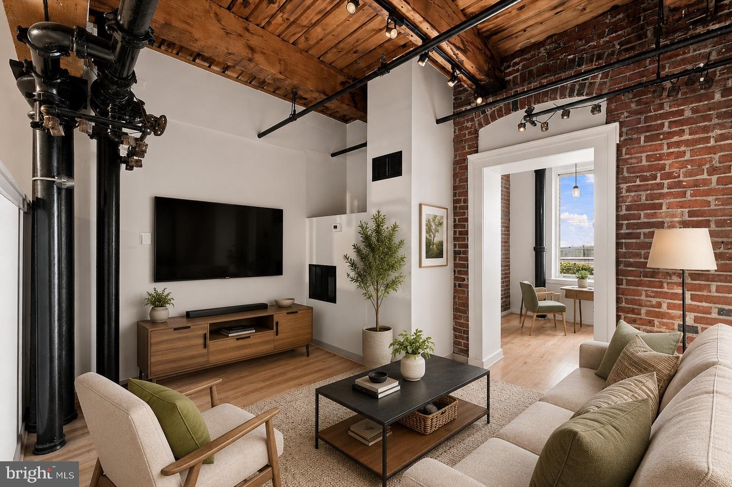 1010 Race Street #2e