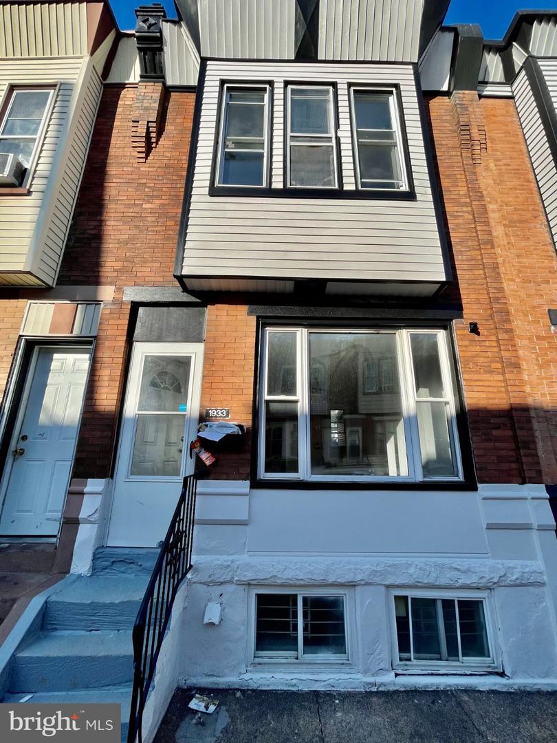 1933 Clarence Street