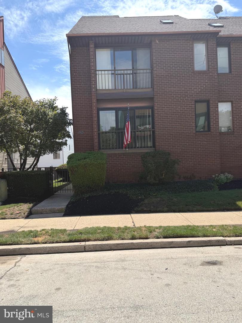 9525 James Street #2b
