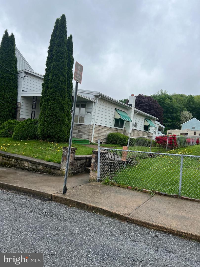 1228 Spruce Street, Ashland