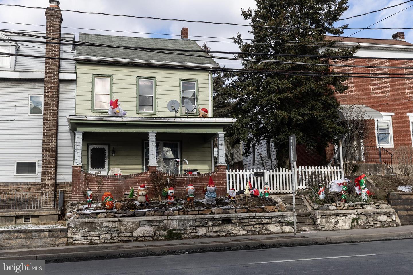 214 Center Avenue