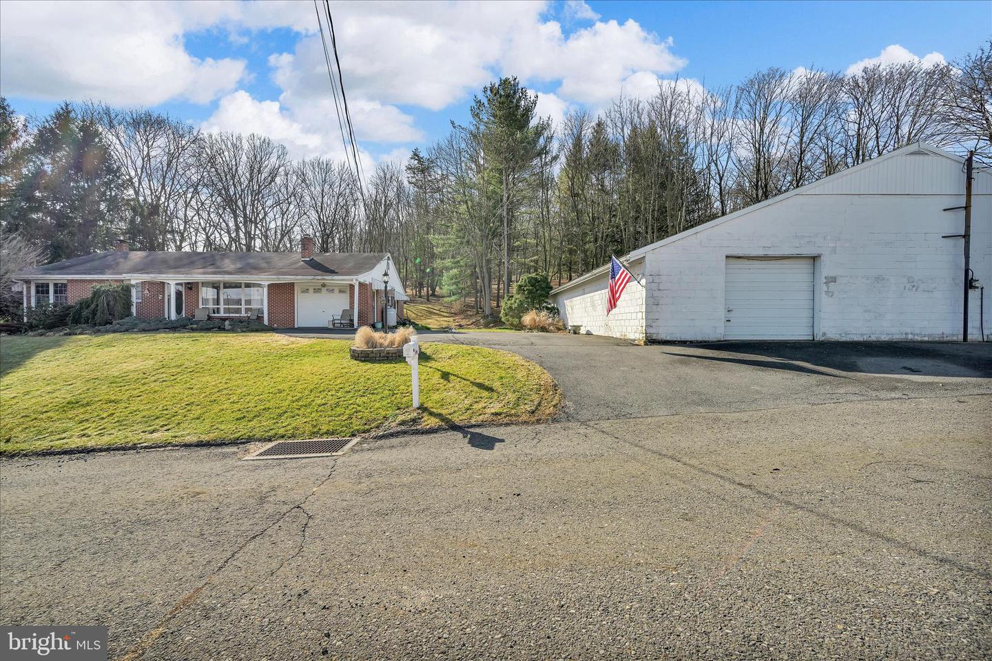 123 W Line Street, Tremont