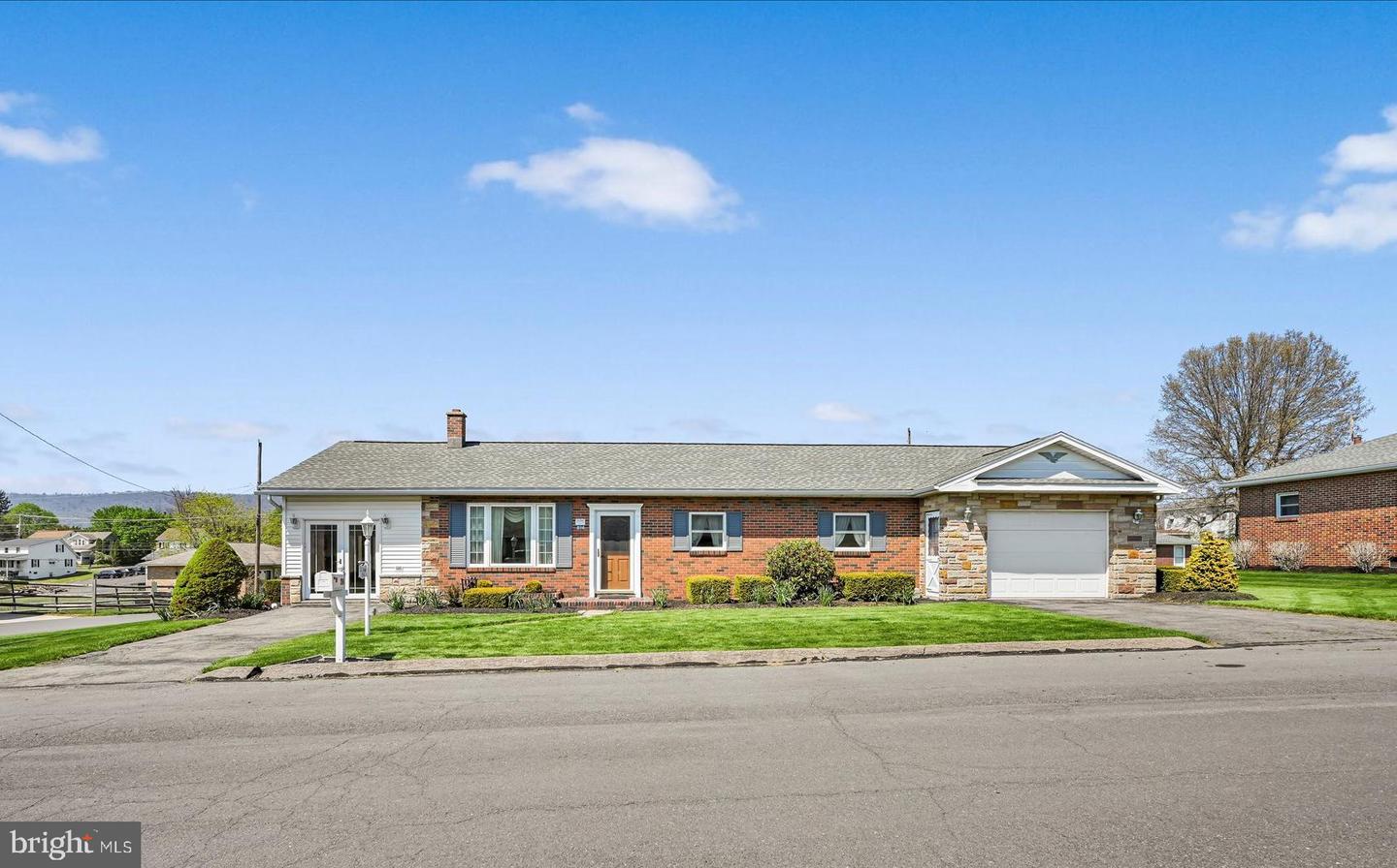 214 W Maple Street, Valley View