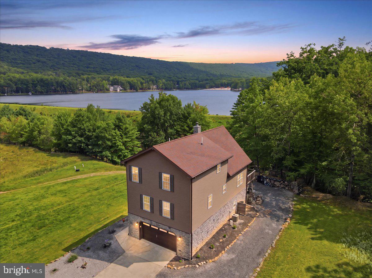 16 Delaware Drive W