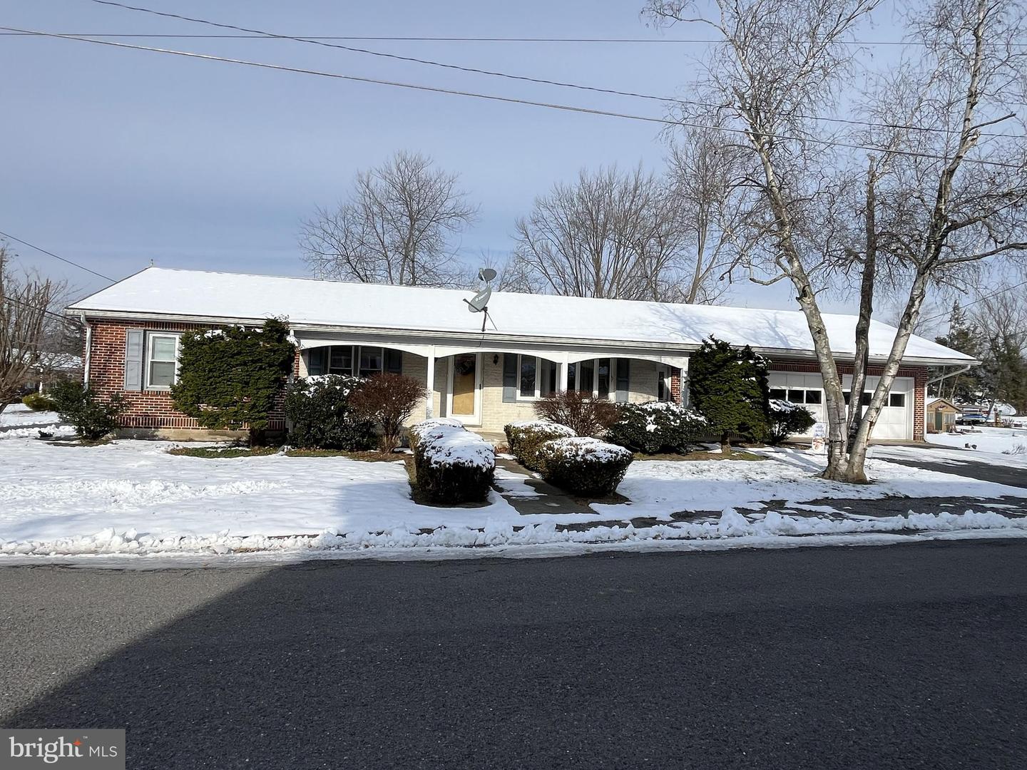 2 E New Market Street, Freeburg