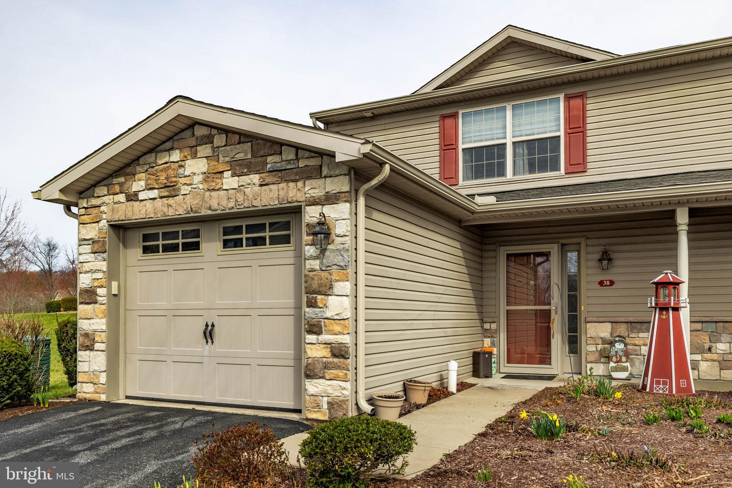 38 N Oakwood Lane, Selinsgrove