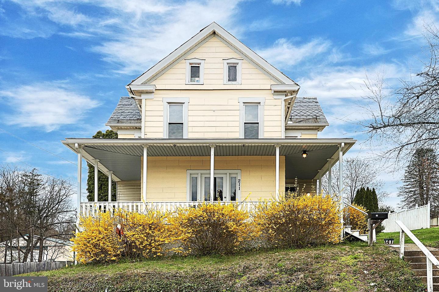 211 S Main Street, Yoe