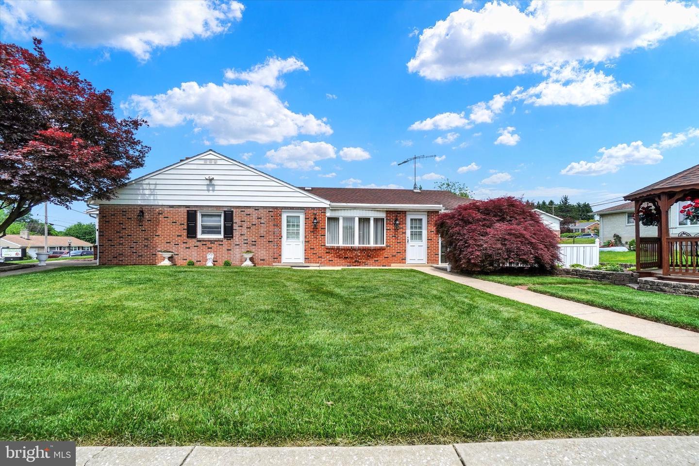 2290 School Street, York