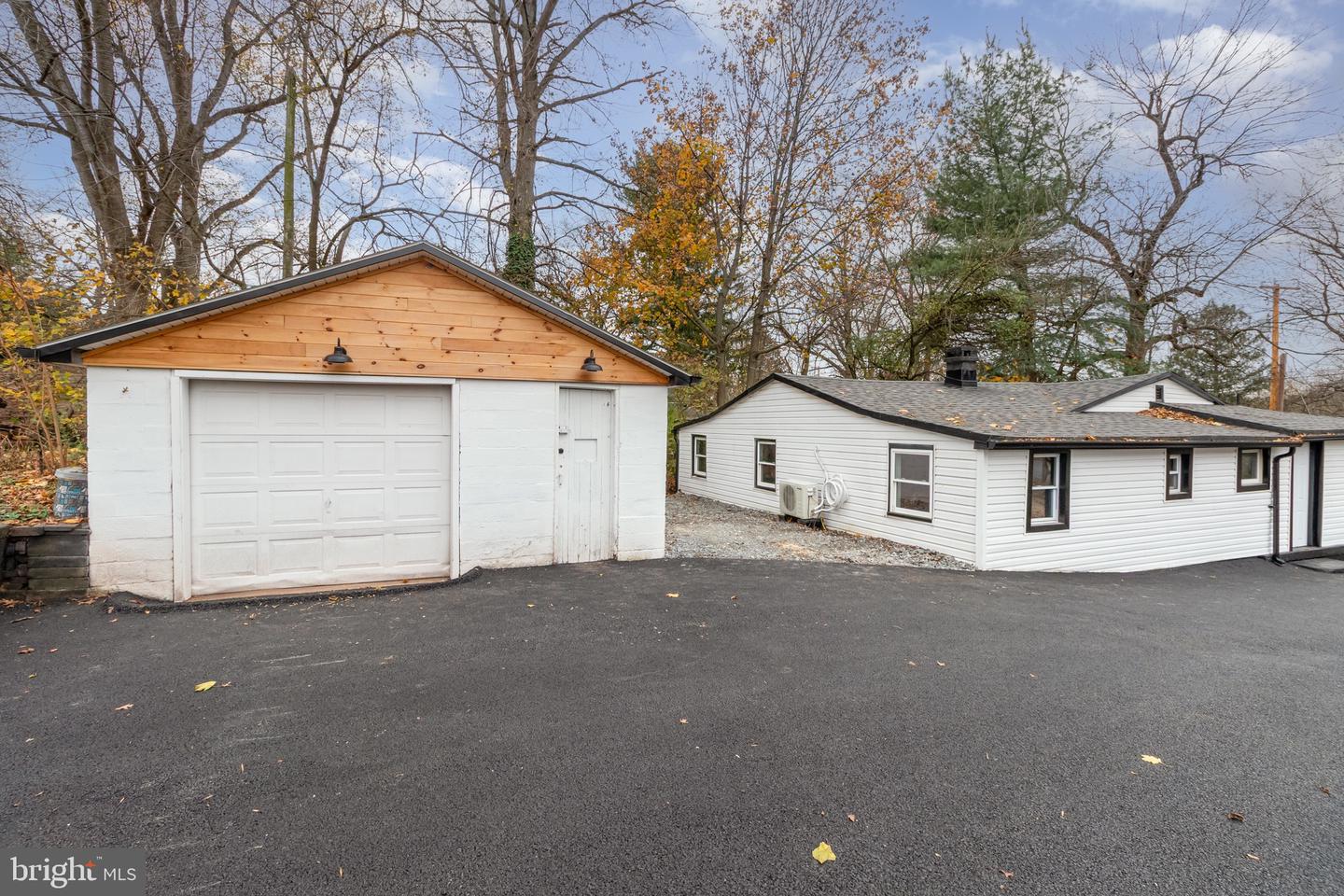 2132 Log Cabin Road, York