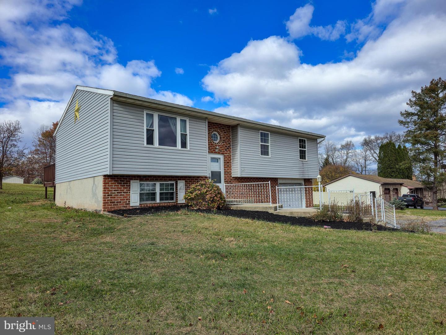 910 E Butter Road, York