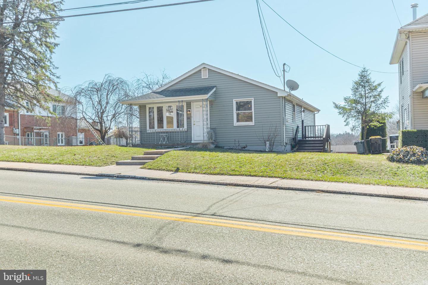 282 E Broadway, Red Lion