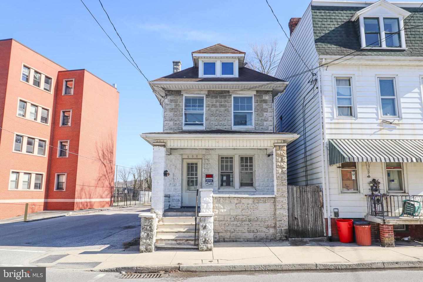 600 W College Avenue