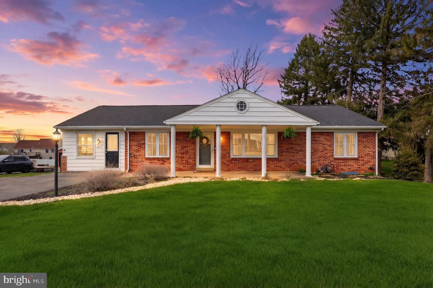 2733 Sunset Lane, York