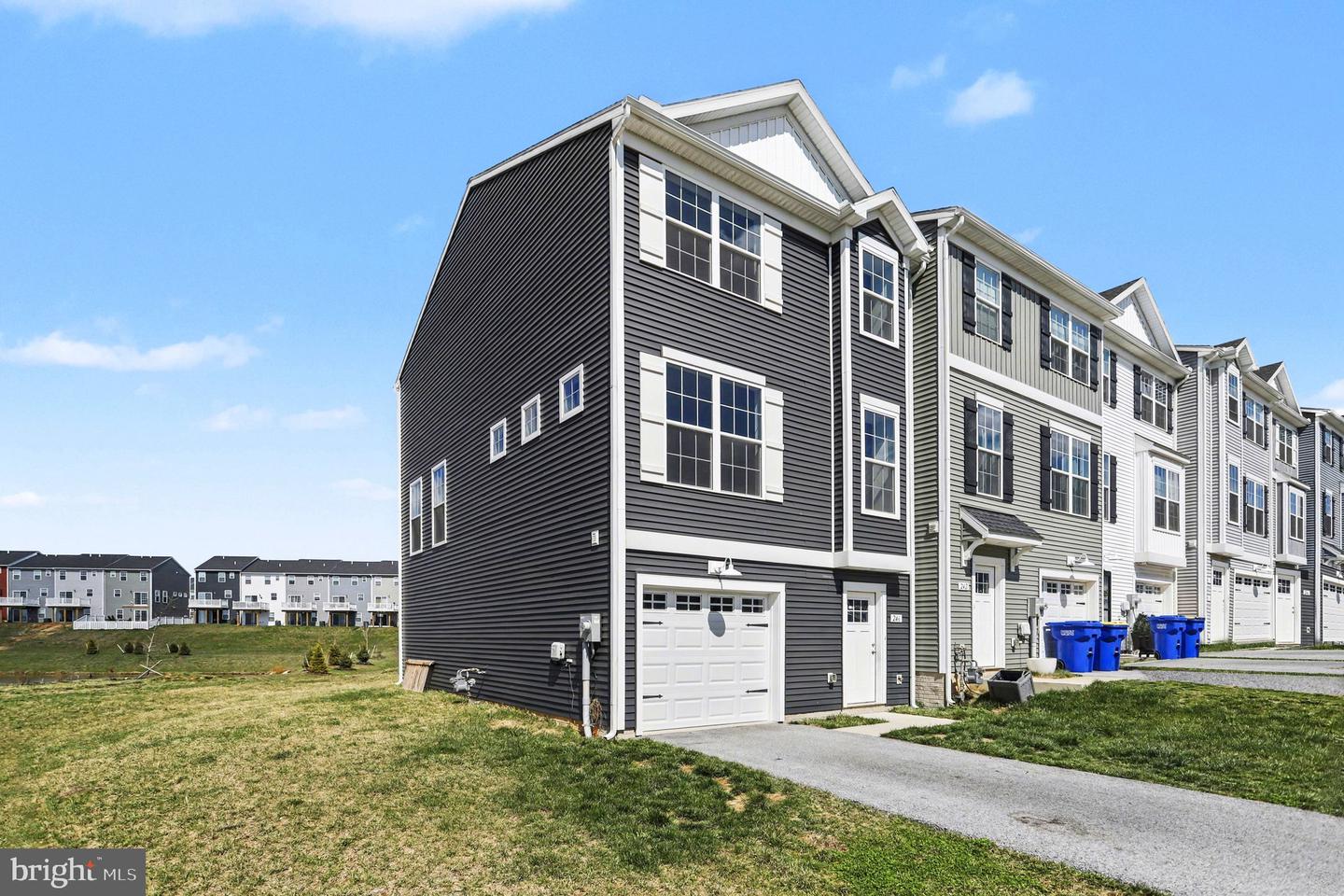 246 Hudson Boulevard, Red Lion