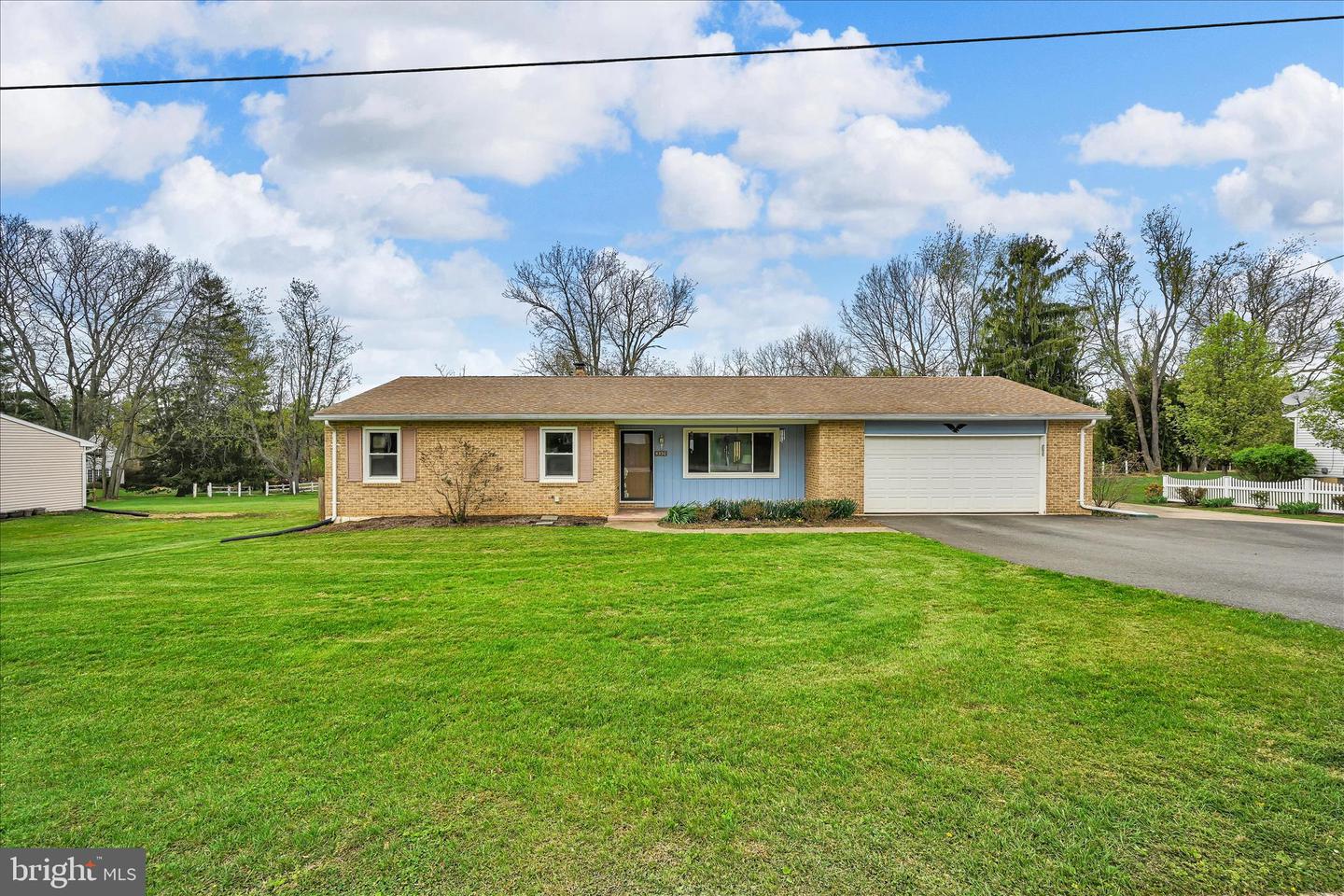 4330 Pinewood Lane, York