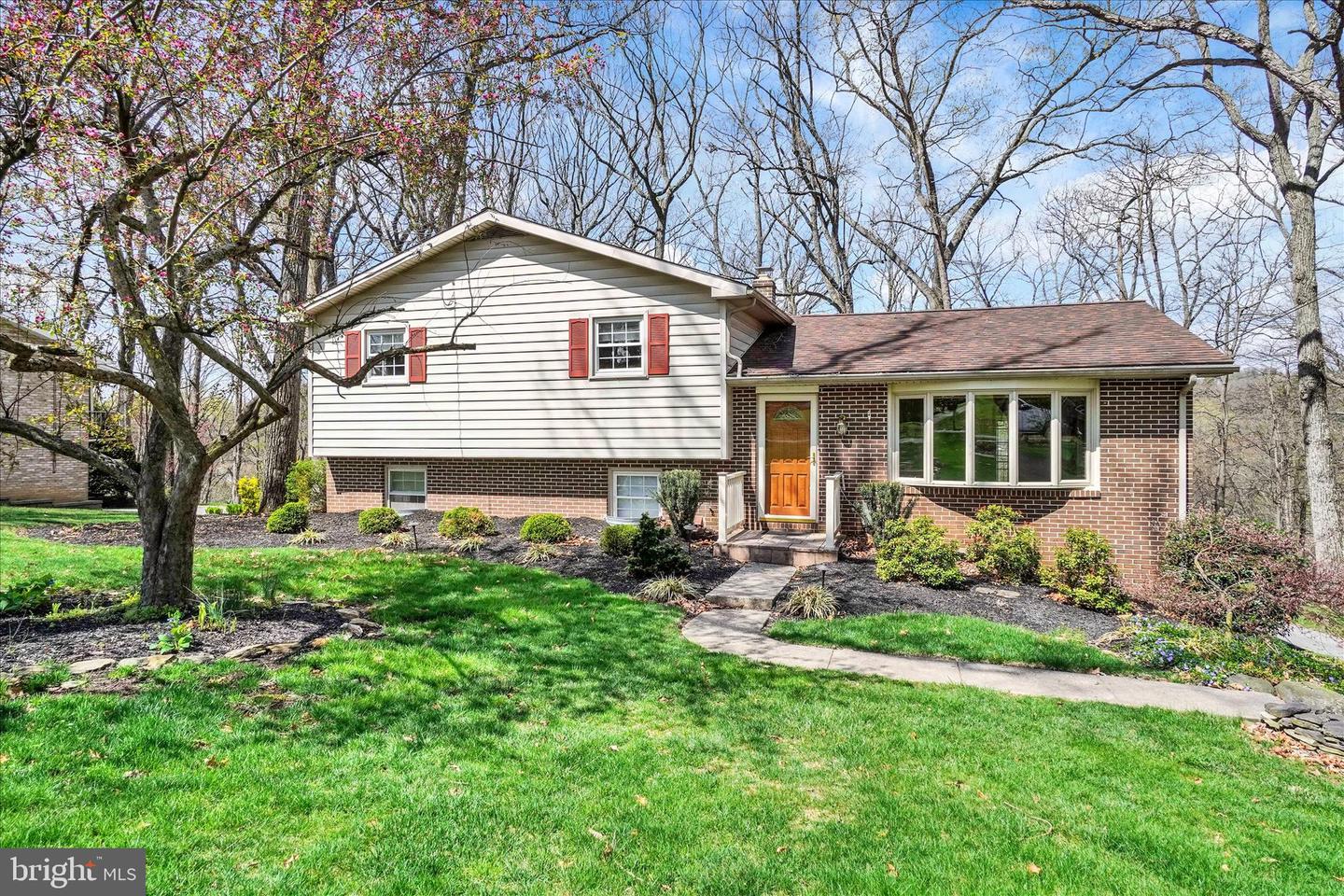 319 Holyoke Drive, York