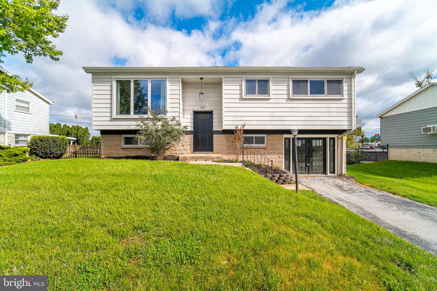 907 Marbrook Lane, York
