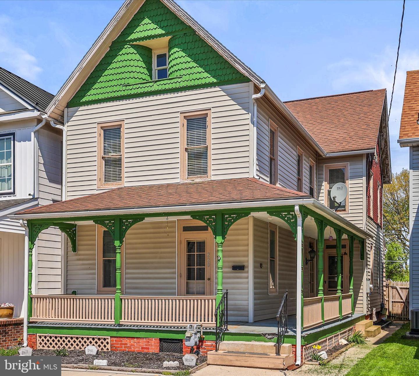 220 Locust Street, Hanover