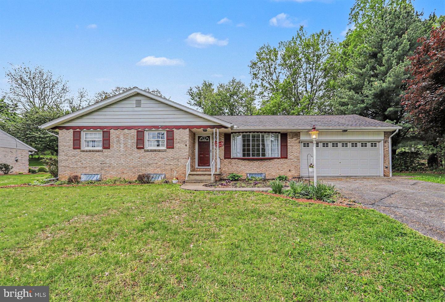 12 Greenbriar Drive, York
