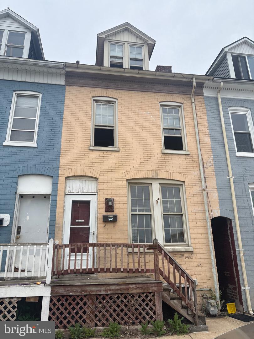 633 York Street
