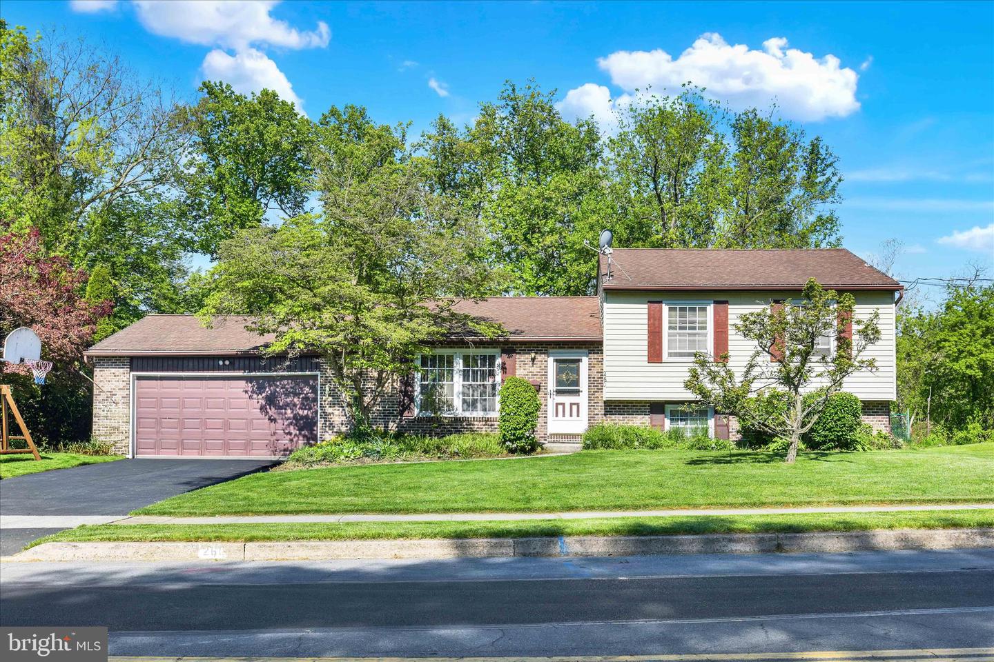 260 Green Lane Dr