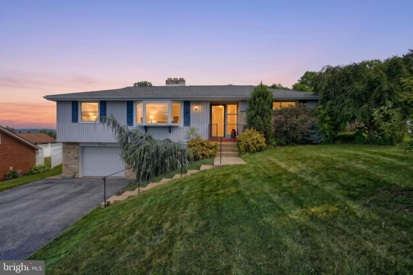 1215 Perry Lane