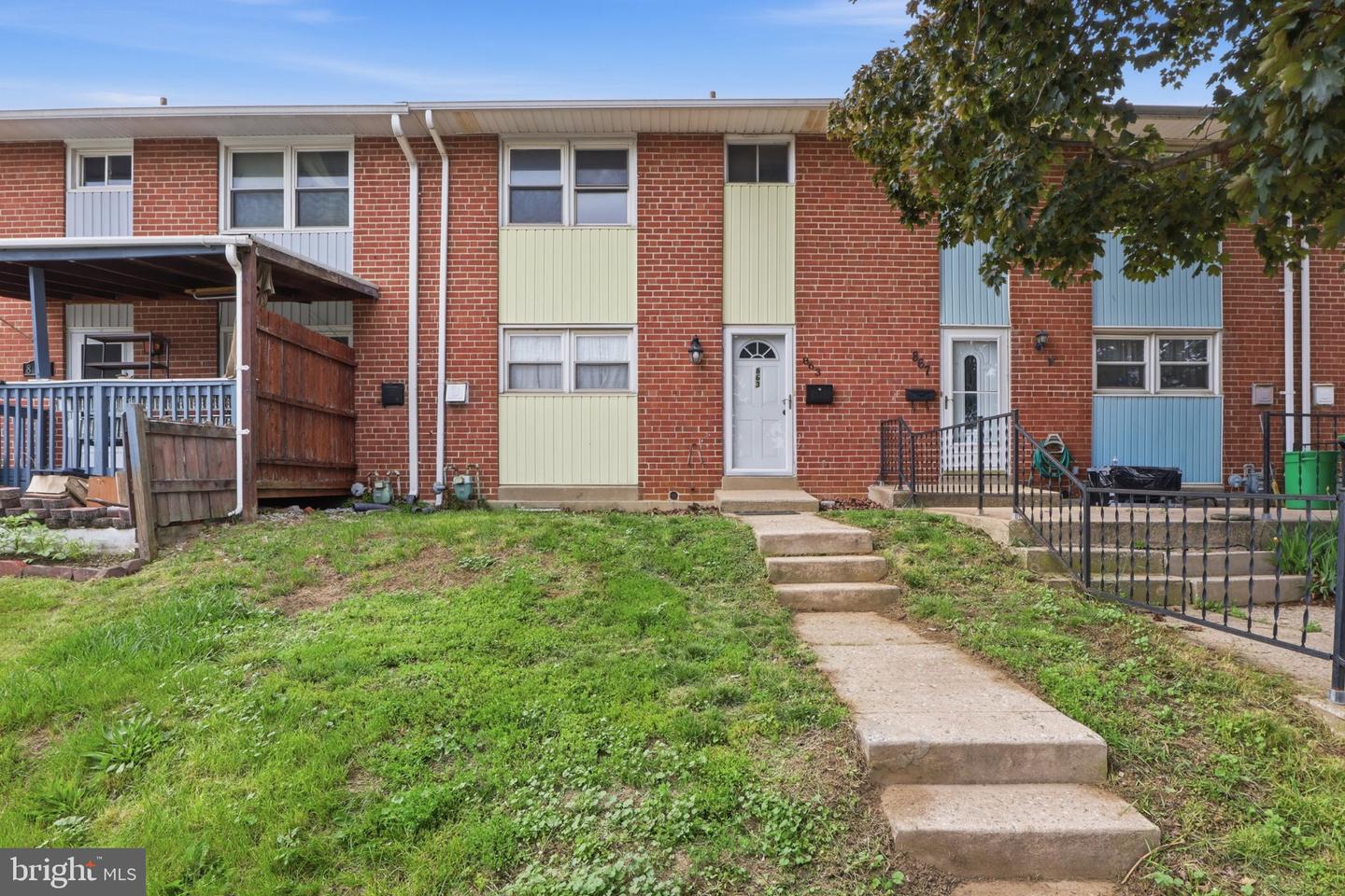 863 E Kings Court, York
