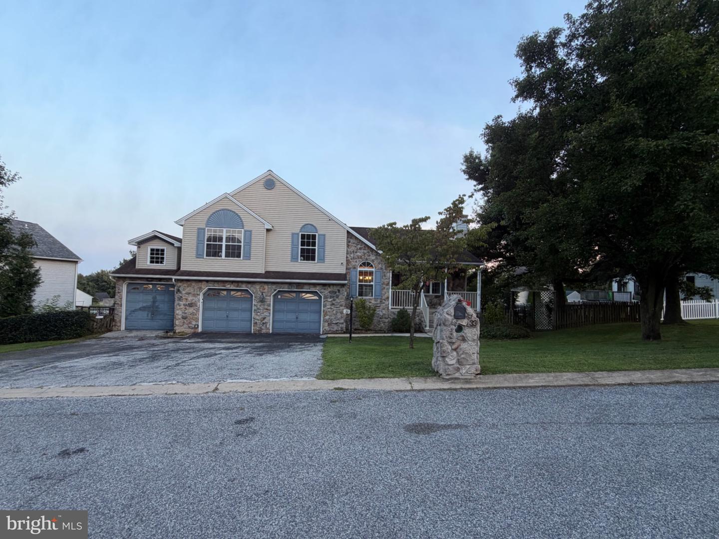33 Brook Hollow Avenue