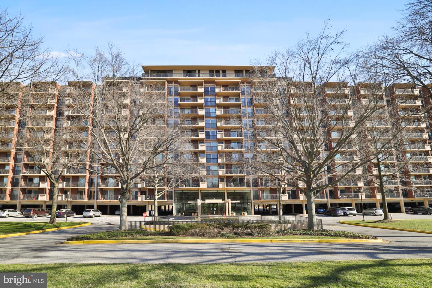 1300 Army Navy Drive #415, Arlington