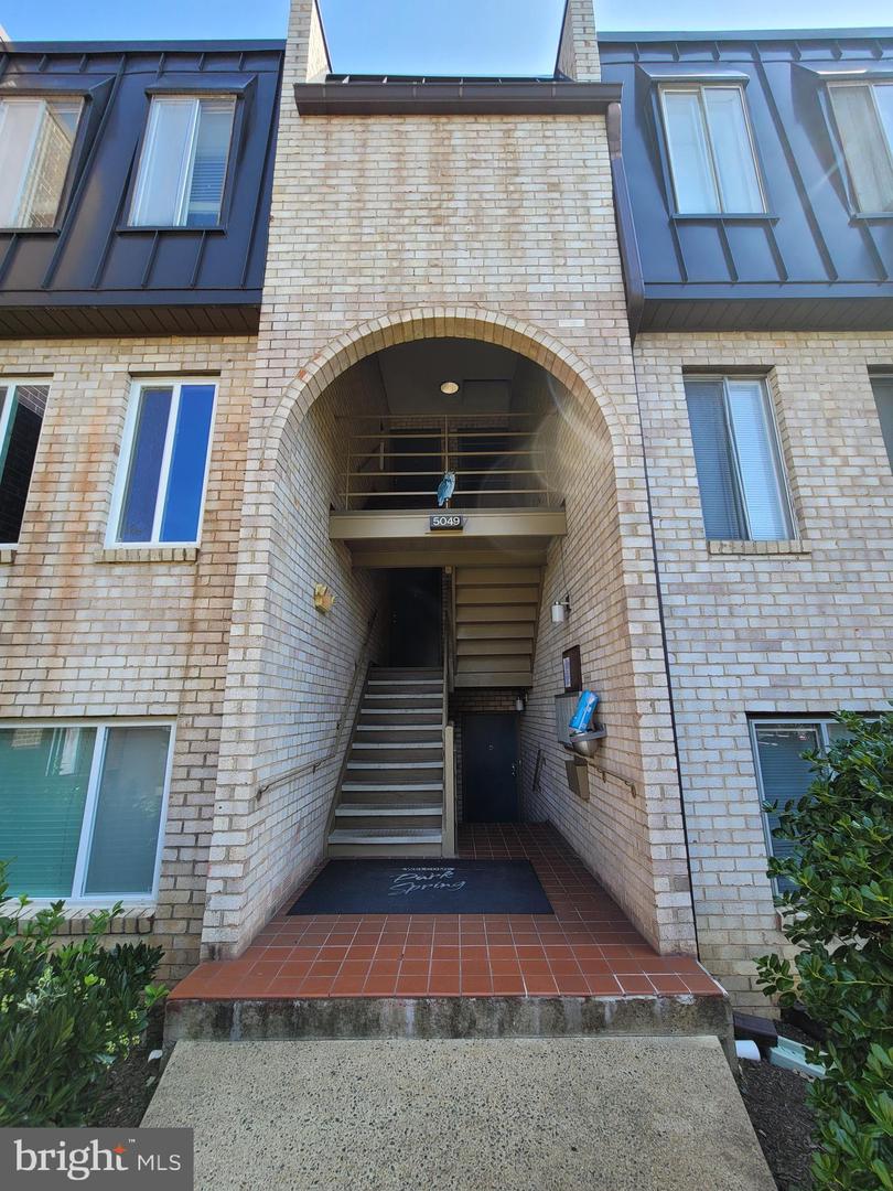 5049 7th Road S #201, Arlington