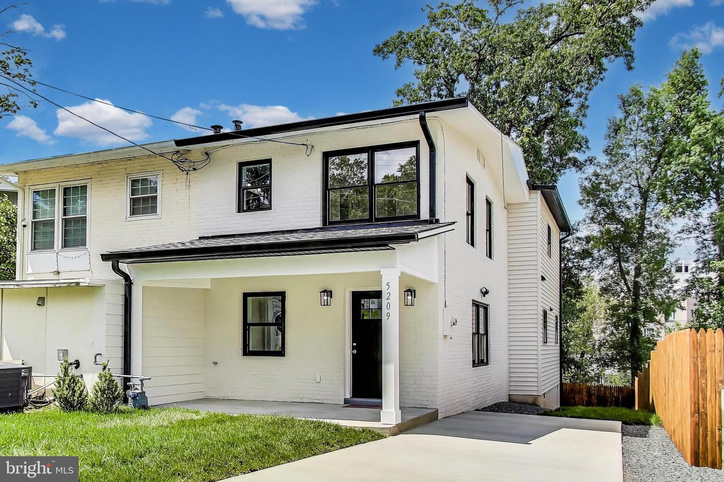 5209 10th Place S, Arlington
