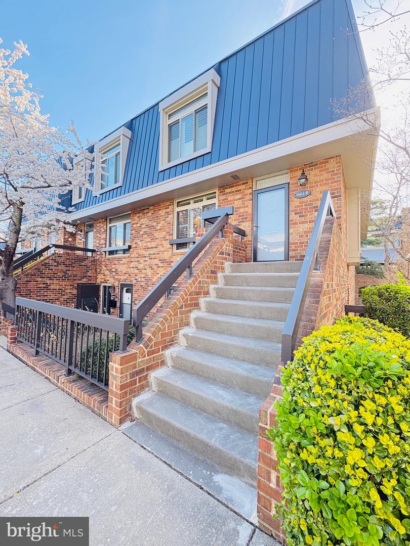 1661 S Hayes Street #2, Arlington