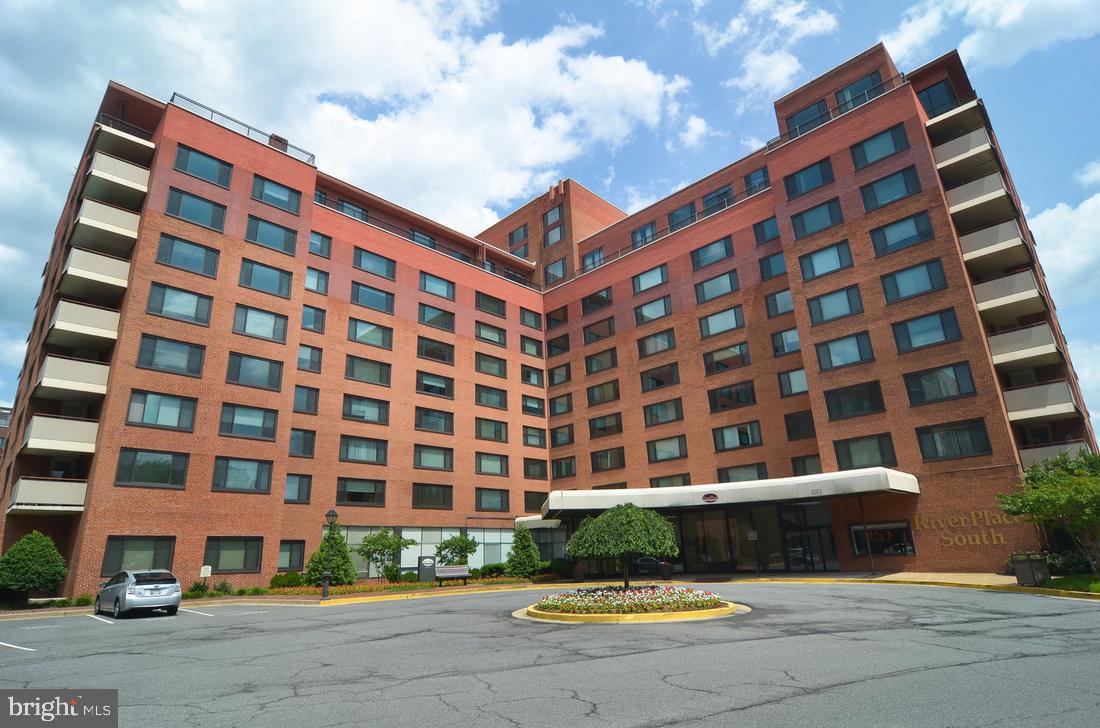 1011 Arlington Boulevard #423, Arlington