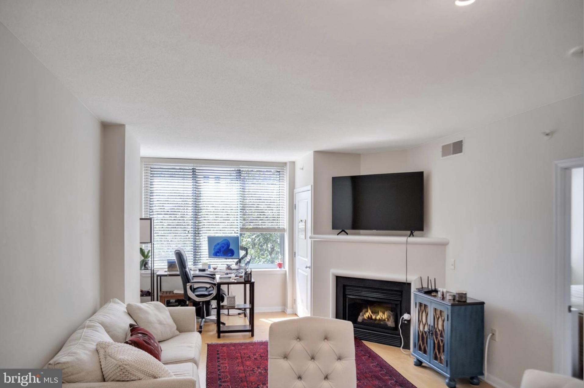 851 N Glebe Road #402