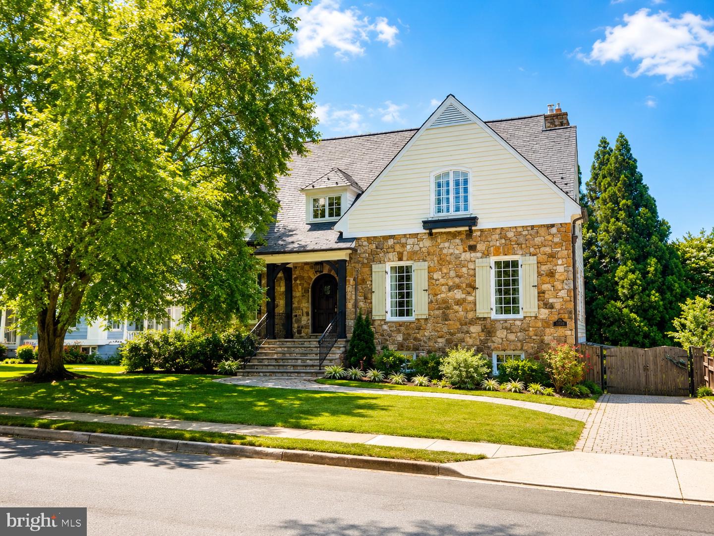 3212 N Rochester Street, Arlington