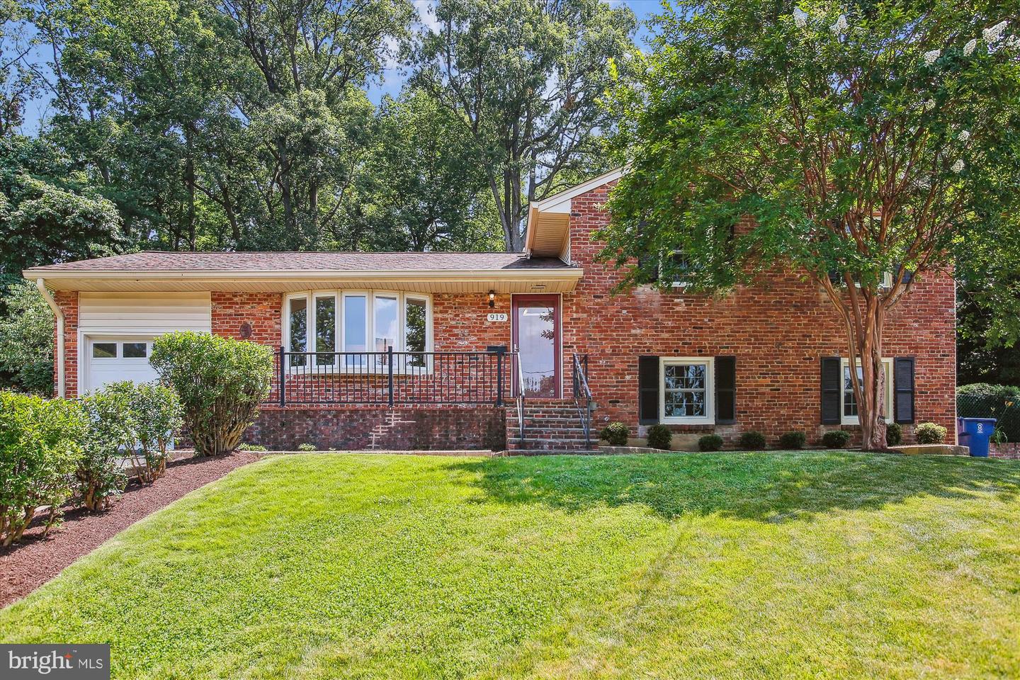 919 Juniper Place, Alexandria