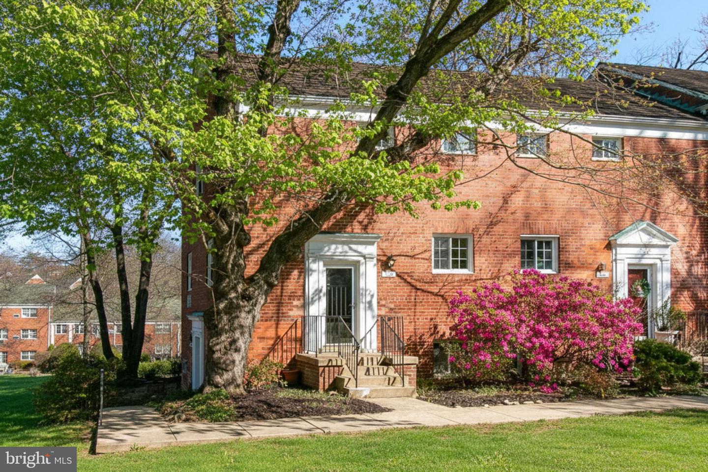 3129 Martha Custis Dr, Alexandria